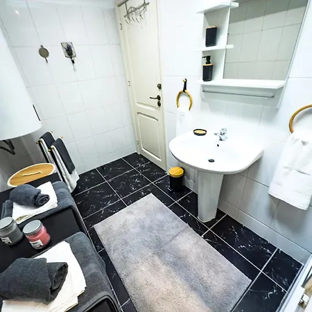 Superb 3 Bedroom - Beachfront - Old Town Apartmán