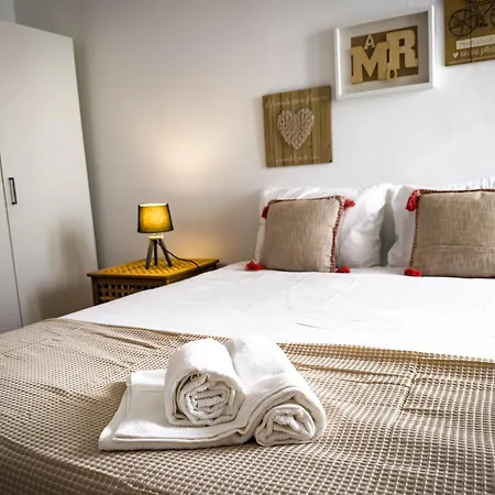 Superb 3 Bedroom - Beachfront - Old Town Apartmán *