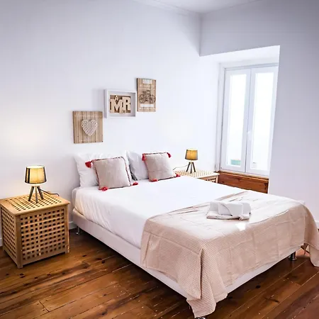 Superb 3 Bedroom - Beachfront - Old Town Daire