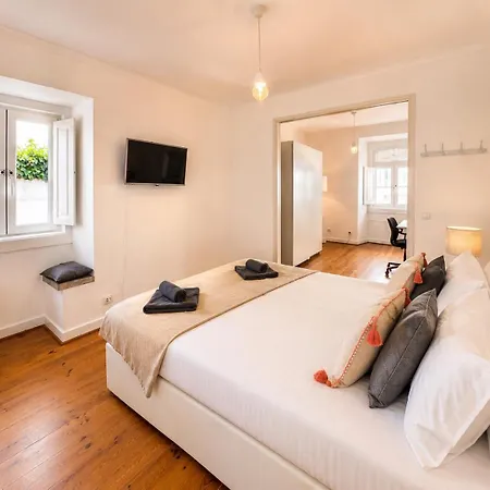 Daire Superb 3 Bedroom - Beachfront - Old Town Cascais