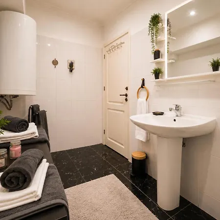 Superb 3 Bedroom - Beachfront - Old Town * Cascais